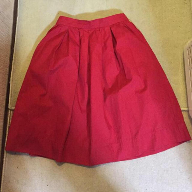 赤 膝丈スカート レディースのスカート(ひざ丈スカート)の商品写真
