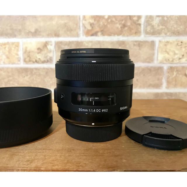 SIGMA(シグマ)の最終値下げ！SIGMA（シグマ）30mm f1.4 DC 単焦点レンズ・ニコン用 スマホ/家電/カメラのカメラ(レンズ(単焦点))の商品写真