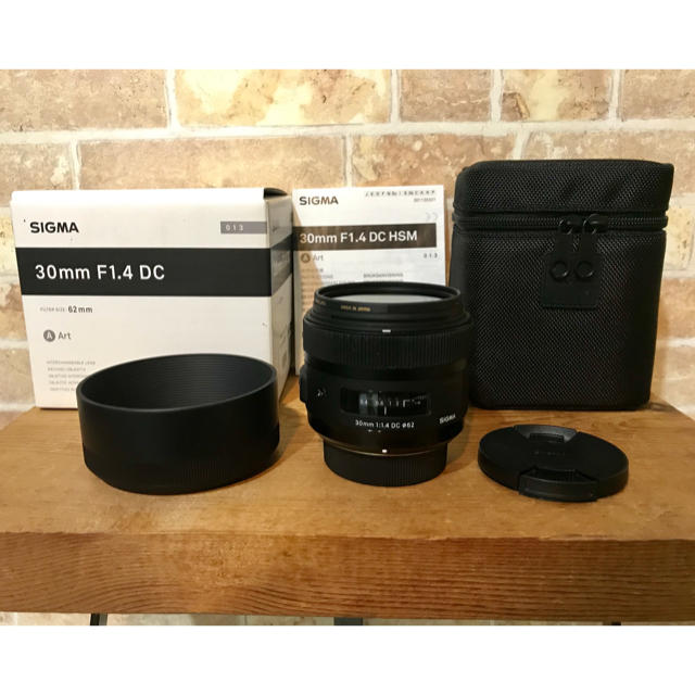 SIGMA(シグマ)の最終値下げ！SIGMA（シグマ）30mm f1.4 DC 単焦点レンズ・ニコン用 スマホ/家電/カメラのカメラ(レンズ(単焦点))の商品写真