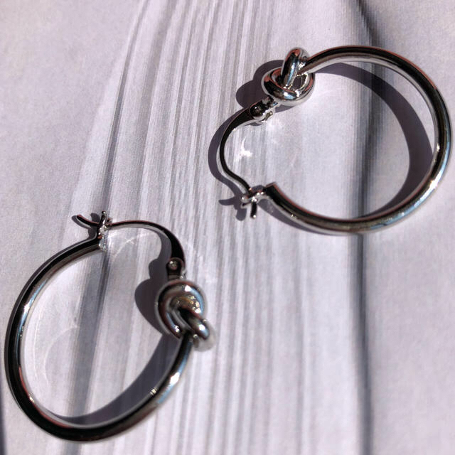 TOMORROWLAND(トゥモローランド)のknot hoop pierce レディースのアクセサリー(ピアス)の商品写真