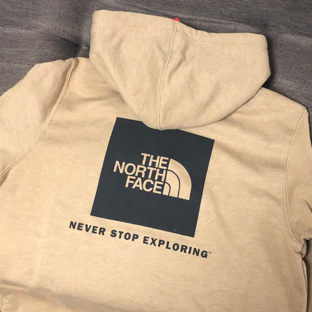 THE NORTH FACE(ザノースフェイス)の新品未使用ノースフェイス ロゴプルパーカー ベージュS メンズのトップス(パーカー)の商品写真