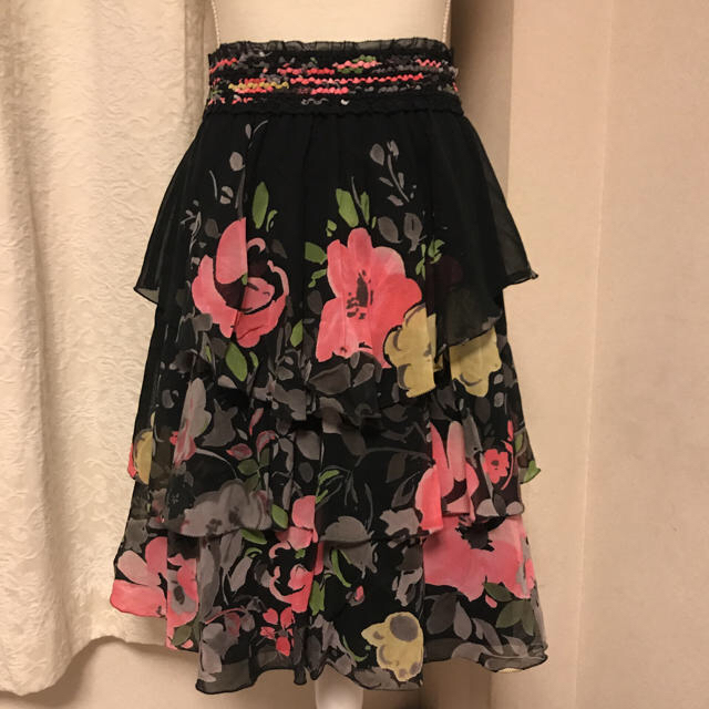 ひざ丈スカート美品トゥービーシックのボリューム花柄スカート サイズ40