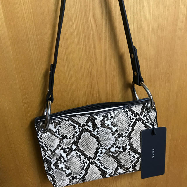 ZARA(ザラ)のmaruma0363様専用！ZARA パイソンクロスボディバッグ レディースのバッグ(ショルダーバッグ)の商品写真