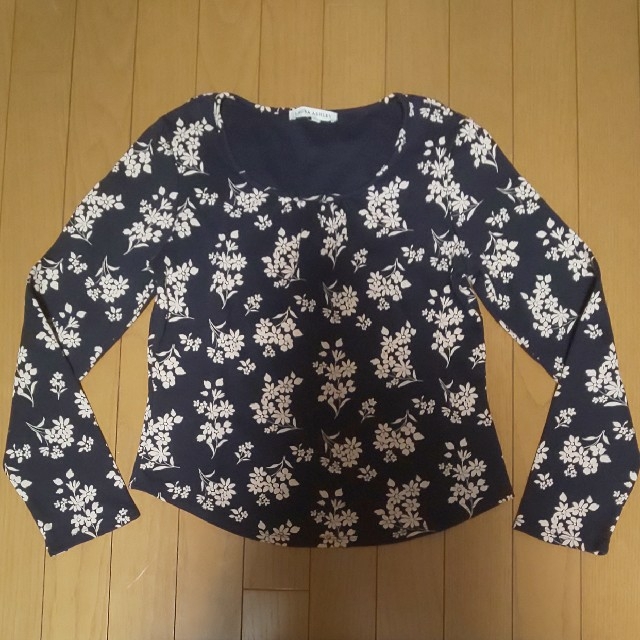 LAURA ASHLEY(ローラアシュレイ)のローラアシュレイ LAURA ASHLEY カットソー 花柄 レディースのトップス(カットソー(長袖/七分))の商品写真