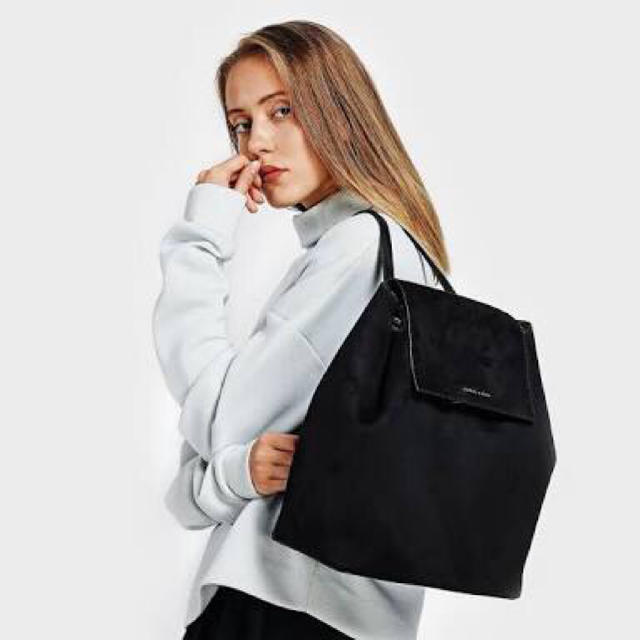 Charles and Keith(チャールズアンドキース)のCHARLES&KEITH フロントフラップショルダーバッグ/black bag レディースのバッグ(ショルダーバッグ)の商品写真