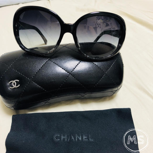 CHANEL(シャネル)のCHANEL(シャネル) サングラス ココマーク グレーグラデーション 黒 レディースのファッション小物(サングラス/メガネ)の商品写真