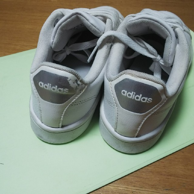 adidas(アディダス)のアディダス白スニーカー23㎝ レディースの靴/シューズ(スニーカー)の商品写真