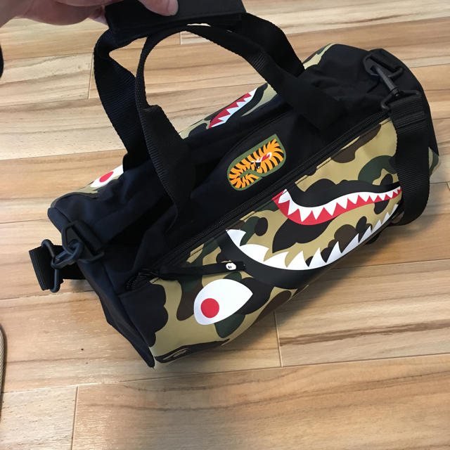 A BATHING APE(アベイシングエイプ)のSHARK BOSTON BAG メンズのバッグ(ボストンバッグ)の商品写真