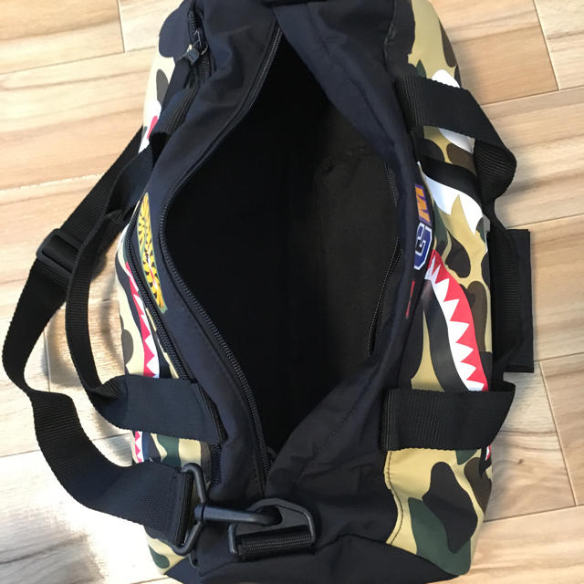 A BATHING APE(アベイシングエイプ)のSHARK BOSTON BAG メンズのバッグ(ボストンバッグ)の商品写真