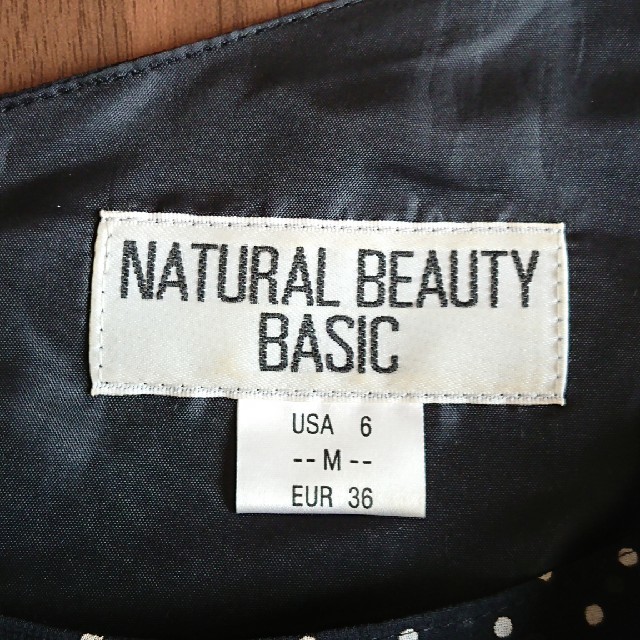 NATURAL BEAUTY BASIC(ナチュラルビューティーベーシック)のNATURAL BEAUTY BASIC 黒 白の水玉ワンピース レディースのワンピース(ひざ丈ワンピース)の商品写真