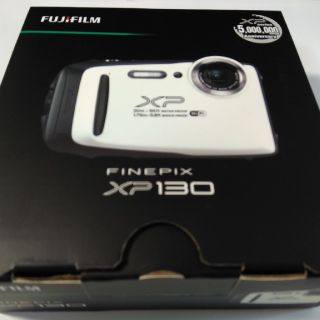 フジフイルム(富士フイルム)の新品/送料無料/20ｍ防水フジフイルム FinePix XP130 ホワイト(コンパクトデジタルカメラ)