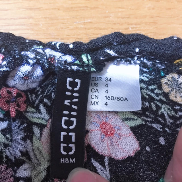 H&M(エイチアンドエム)のH&M エイチアンドエム ショート丈 ブラウス フラワー 花柄 へそ出し 夏 レディースのトップス(シャツ/ブラウス(長袖/七分))の商品写真