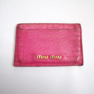 ミュウミュウ(miumiu)のミュウミュウ■ クロコ型 レザー製・カードケース 名刺入れ■ショッキングピンク系(名刺入れ/定期入れ)