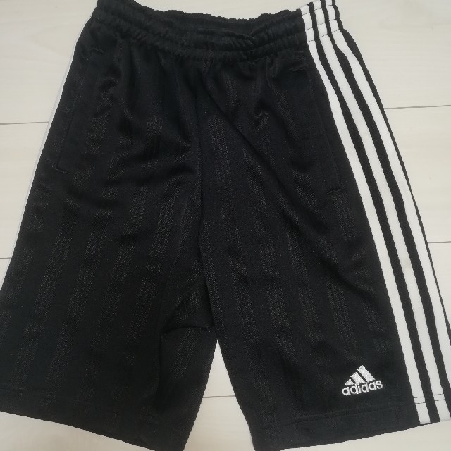 adidas(アディダス)のアディダス　ハーフパンツ
 キッズ/ベビー/マタニティのキッズ服男の子用(90cm~)(パンツ/スパッツ)の商品写真