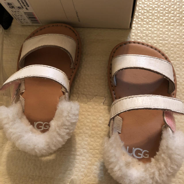 UGG(アグ)のアグ  サンダル  ベビー  12～13.5cm キッズ/ベビー/マタニティのベビー靴/シューズ(~14cm)(サンダル)の商品写真