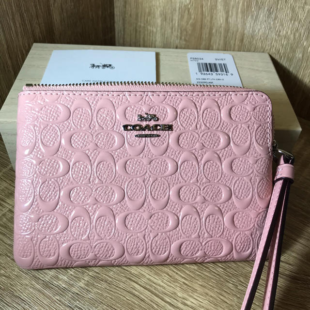 COACH(コーチ)のCOACH リストレット シグネチャー エンボス ピンクポーチ レディースのファッション小物(ポーチ)の商品写真