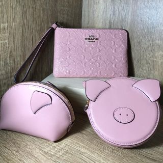 コーチ(COACH)のCOACH リストレット シグネチャー エンボス ピンクポーチ(ポーチ)