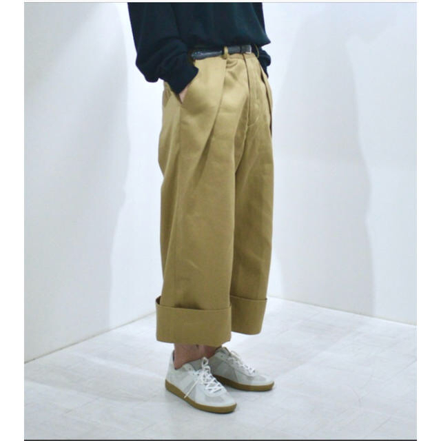 COMOLI(コモリ)のSOUMO BIG TUCK CHINO メンズのパンツ(チノパン)の商品写真