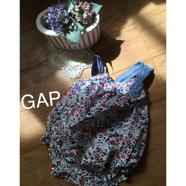 babyGAP(ベビーギャップ)のフリフリつきロンパース☆50GAP！週末お値下げ キッズ/ベビー/マタニティのベビー服(~85cm)(ロンパース)の商品写真