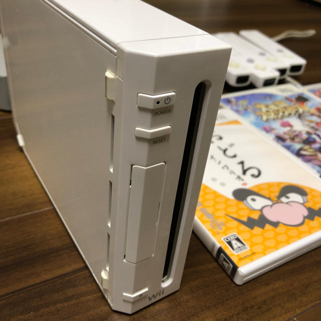 Wii(ウィー)のwii本体 ソフト コントローラー エンタメ/ホビーのゲームソフト/ゲーム機本体(家庭用ゲーム機本体)の商品写真