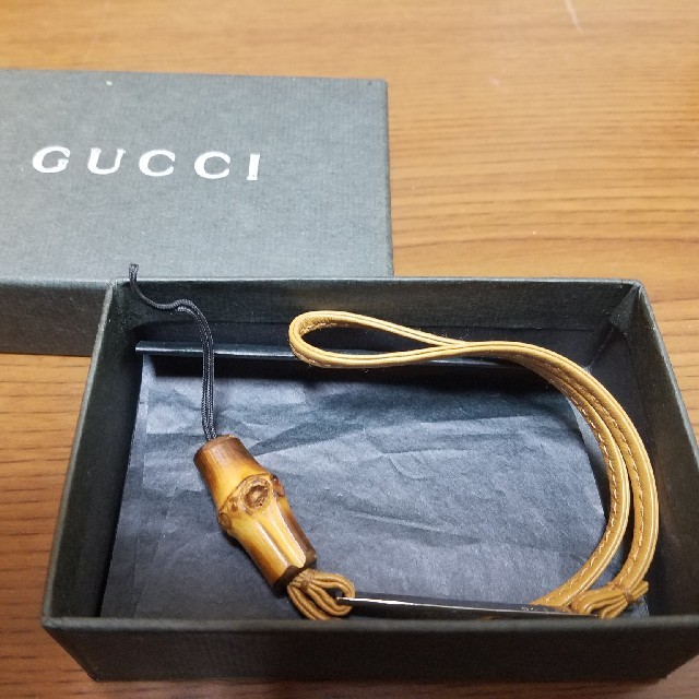 Gucci(グッチ)の[正規品] GUCCI グッチ ストラップ レザー シルバー 箱つき スマホ/家電/カメラのスマホアクセサリー(ストラップ/イヤホンジャック)の商品写真