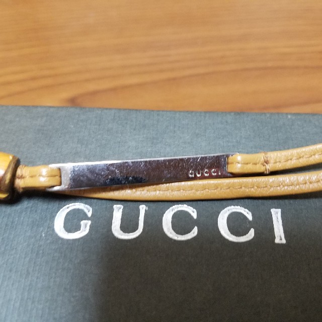 Gucci(グッチ)の[正規品] GUCCI グッチ ストラップ レザー シルバー 箱つき スマホ/家電/カメラのスマホアクセサリー(ストラップ/イヤホンジャック)の商品写真