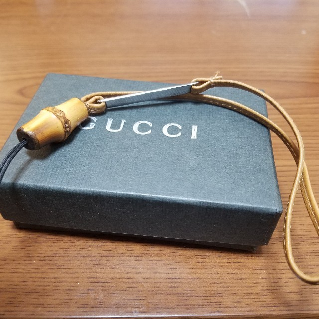 Gucci(グッチ)の[正規品] GUCCI グッチ ストラップ レザー シルバー 箱つき スマホ/家電/カメラのスマホアクセサリー(ストラップ/イヤホンジャック)の商品写真