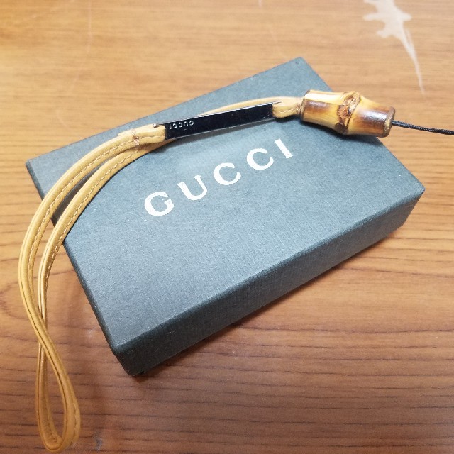 Gucci(グッチ)の[正規品] GUCCI グッチ ストラップ レザー シルバー 箱つき スマホ/家電/カメラのスマホアクセサリー(ストラップ/イヤホンジャック)の商品写真