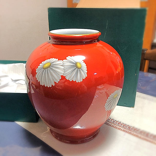 Noritake(ノリタケ)のオールドノリタケ 日陶 朱地白菊 花瓶（中）花柄  花瓶 インテリア/住まい/日用品のインテリア小物(花瓶)の商品写真