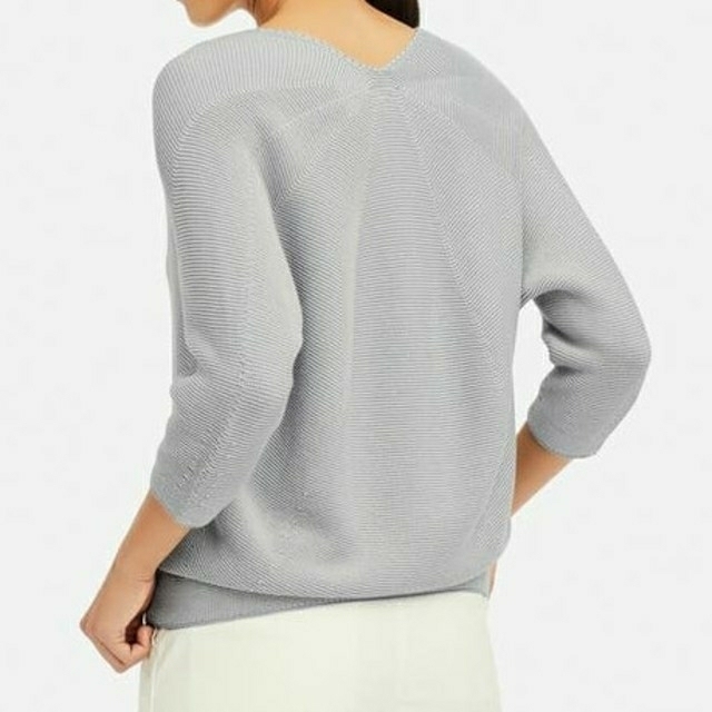 UNIQLO(ユニクロ)の未使用 XXL 3DコットンコクーンVネックセーター(七分袖) レディースのトップス(カットソー(長袖/七分))の商品写真