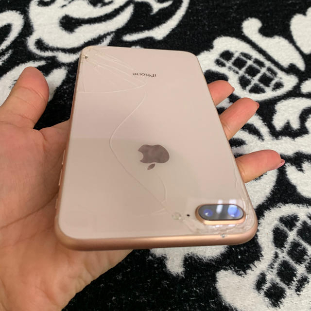 iPhone(アイフォーン)のiPhone8プラス64ギガ スマホ/家電/カメラのスマートフォン/携帯電話(スマートフォン本体)の商品写真