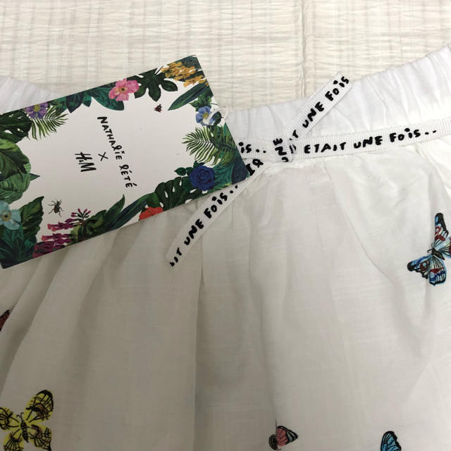 H&M(エイチアンドエム)の【タグ付き新品】H&M ナタリーレテ 花柄スカート 110cm キッズ/ベビー/マタニティのキッズ服女の子用(90cm~)(スカート)の商品写真