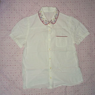 スピンズ(SPINNS)の刺繍が入った白の半袖シャツ(シャツ/ブラウス(半袖/袖なし))