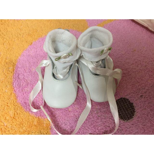 可愛い白のベビーシューズ キッズ/ベビー/マタニティのベビー靴/シューズ(~14cm)(フラットシューズ)の商品写真