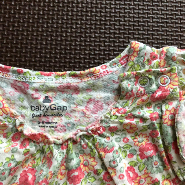 babyGAP(ベビーギャップ)のベビーギャップ 花柄 60cm キッズ/ベビー/マタニティのベビー服(~85cm)(ロンパース)の商品写真