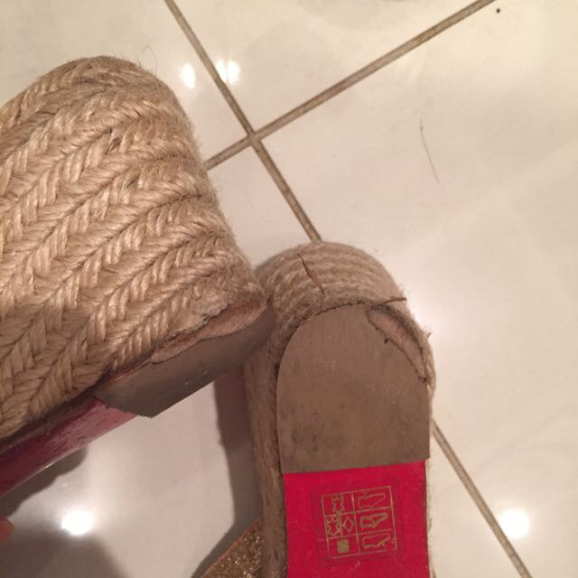 Christian Louboutin(クリスチャンルブタン)のルブタンゴールドリボンウエッジ♡ レディースの靴/シューズ(サンダル)の商品写真
