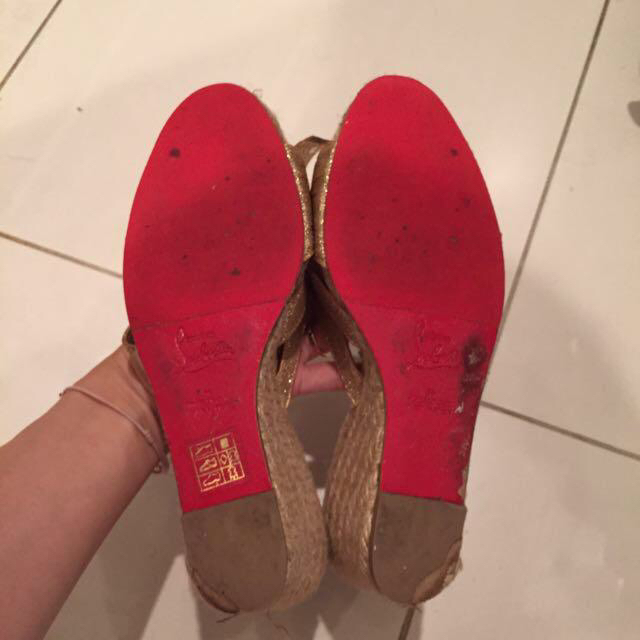 Christian Louboutin(クリスチャンルブタン)のルブタンゴールドリボンウエッジ♡ レディースの靴/シューズ(サンダル)の商品写真