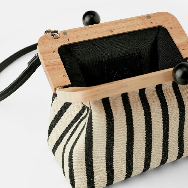 ZARA(ザラ)のZARA 木製キスロックディテール付きクロスボディバッグ レディースのバッグ(ボディバッグ/ウエストポーチ)の商品写真