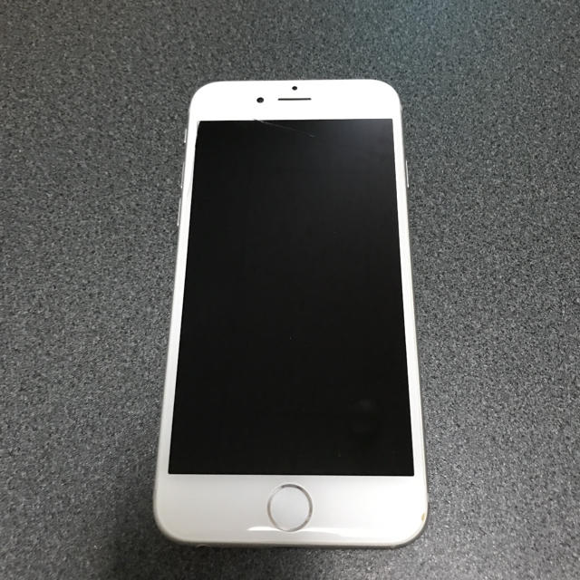 au(エーユー)のiPhone 6 Silver 16  au スマホ/家電/カメラのスマートフォン/携帯電話(スマートフォン本体)の商品写真