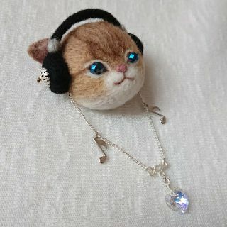 『M様御予約品』ヘッドホン🎧🎶をつけた茶ねこミニブローチ(コサージュ/ブローチ)