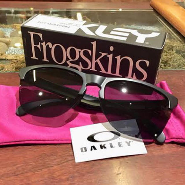 Oakley(オークリー)のオークリー フロッグスキン ライト グレー メンズのファッション小物(サングラス/メガネ)の商品写真