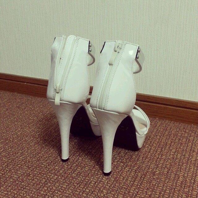 ホワイト×シルバー ヒールサンダル レディースの靴/シューズ(サンダル)の商品写真
