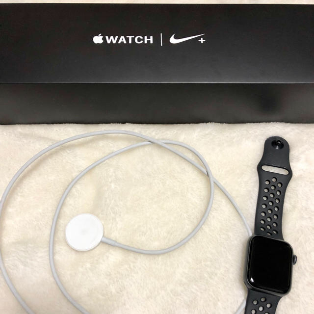 美品 Apple watch 4 Nike  アップルウォッチ4 スペースグレイ メンズの時計(腕時計(デジタル))の商品写真