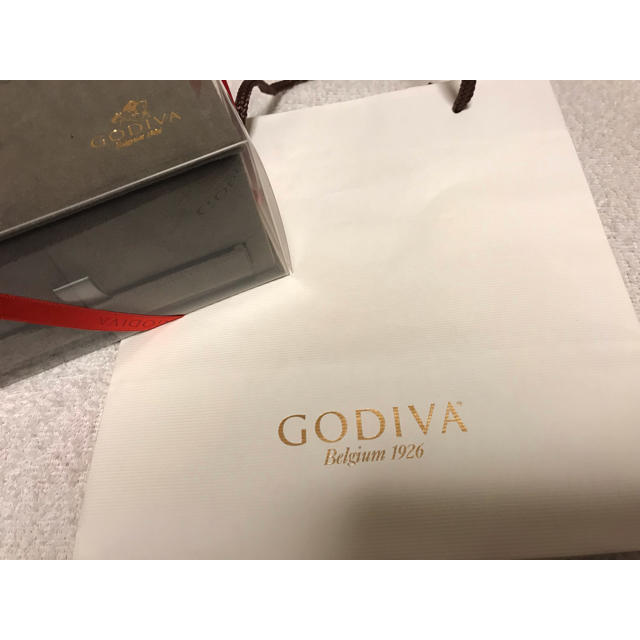 GODIVA  グランプラスグレー１２粒 食品/飲料/酒の食品(菓子/デザート)の商品写真