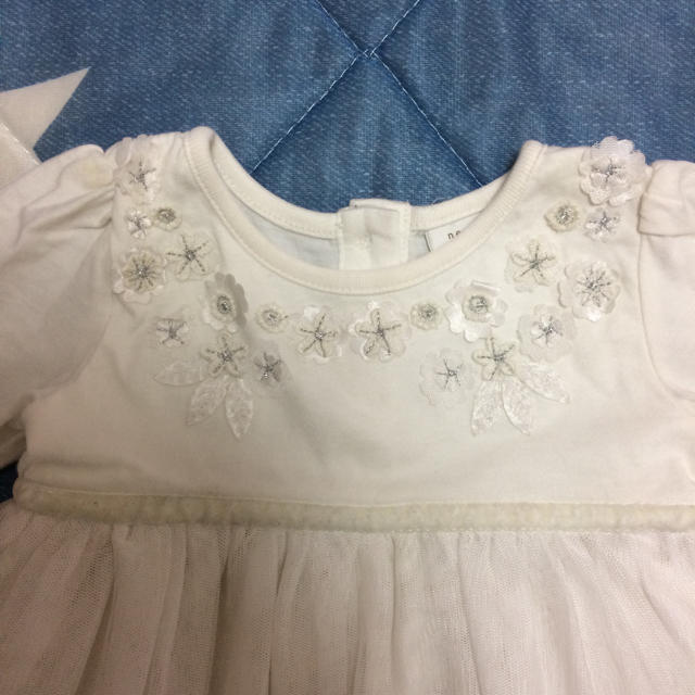 NEXT(ネクスト)のnext☆baby ホワイト花飾り レースワンピース 60㎝ キッズ/ベビー/マタニティのベビー服(~85cm)(ワンピース)の商品写真