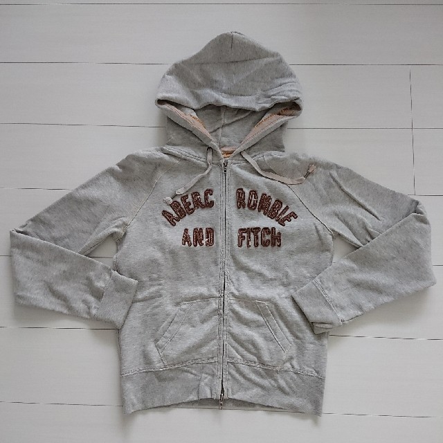 Abercrombie&Fitch(アバクロンビーアンドフィッチ)のアバクロンビー&フィッチ パーカー グレー Ｌ レディースのトップス(パーカー)の商品写真