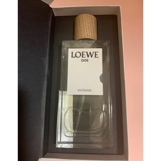 LOEWE(ロエベ)の【未使用品･箱汚れあり&送料込】LOEWE 001 WOMAN 100ml コスメ/美容の香水(香水(女性用))の商品写真