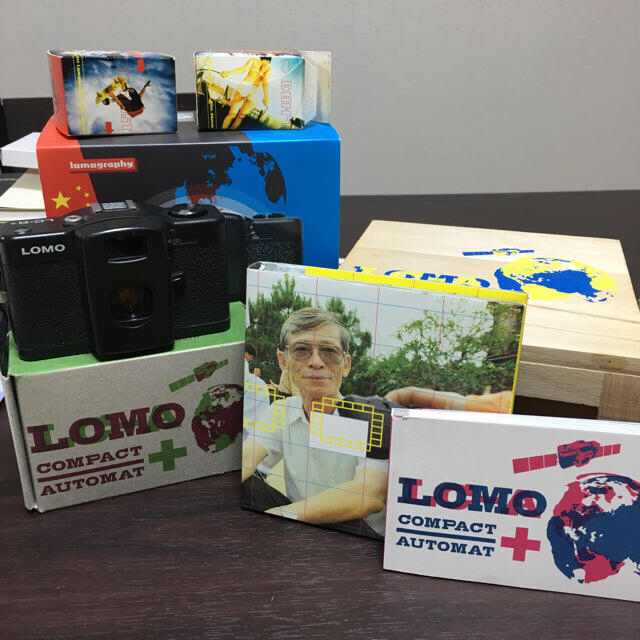 Lomography LOMO LC-A+ 箱、説明書、写真集付き スマホ/家電/カメラのカメラ(フィルムカメラ)の商品写真