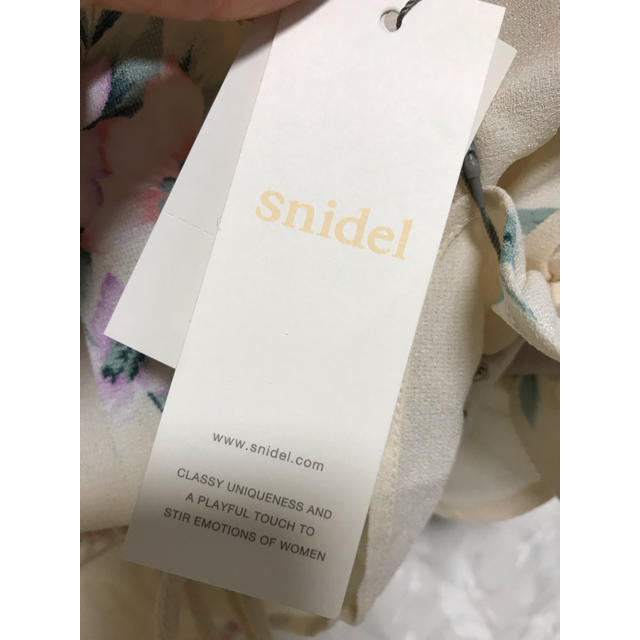 SNIDEL(スナイデル)のスナイデル 花柄 トップス レディースのトップス(カットソー(半袖/袖なし))の商品写真