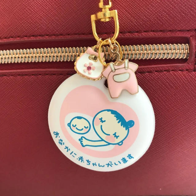 ミニキーホルダー♡ピンクのスタイとロンパースのマタニティマーク ハンドメイドのキッズ/ベビー(マタニティ)の商品写真